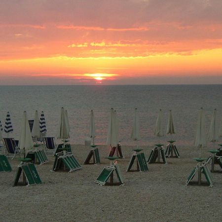 Hotel Chiaraluna Civitanova Marche Exterior foto